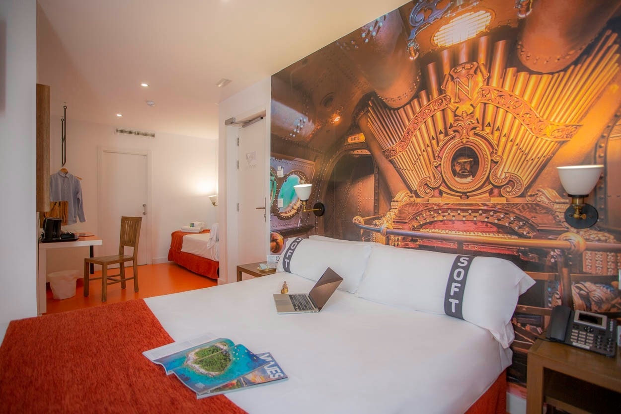 Modernes Hotelzimmer mit großflächiger Wandkunst im Casual del Mar Málaga, ideal für einen entspannten Urlaub.