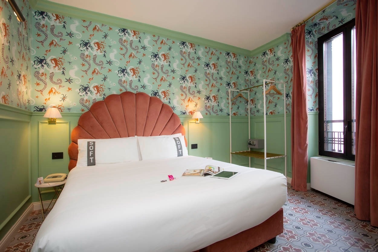 Luxuriöses Zimmer im Casual Eclettico Milano – Hotel Mailand mit Muschel-Kopfteil und maritimem Muster.