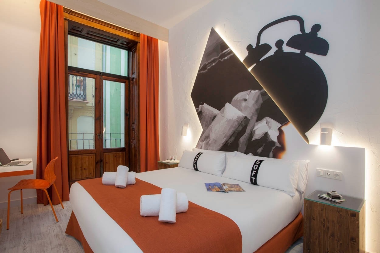 Habitación moderna Casual Socarrat Valencia con cama doble y decoración única.