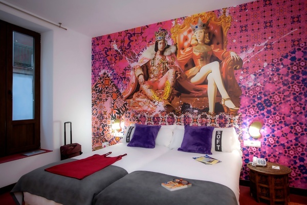 um quarto com duas camas e uma pintura na parede que diz soft