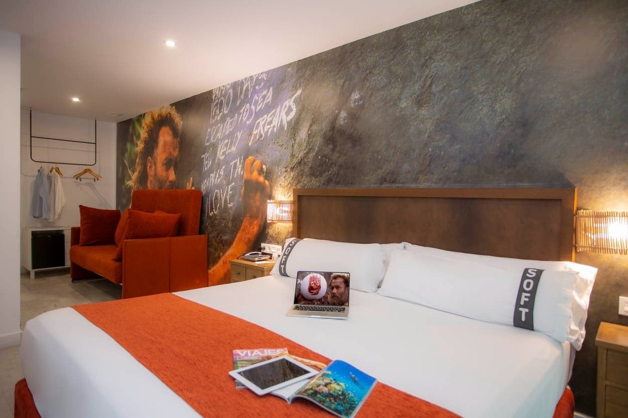 Entspanntes Hotelzimmer im Casual del Mar Málaga mit Queensize-Bett und moderner Kunst an der Wand.