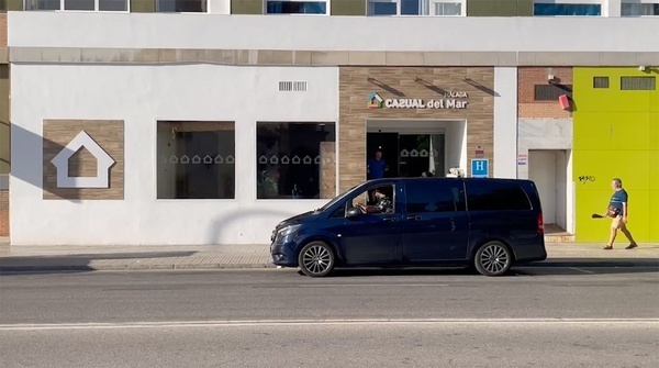 una furgoneta está estacionada frente a la casa casual del mar
