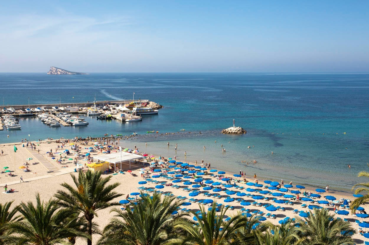 Benidorm: Casual Pop Art Hotel mit Yachthafen & Strandblick. Entspannung pur.