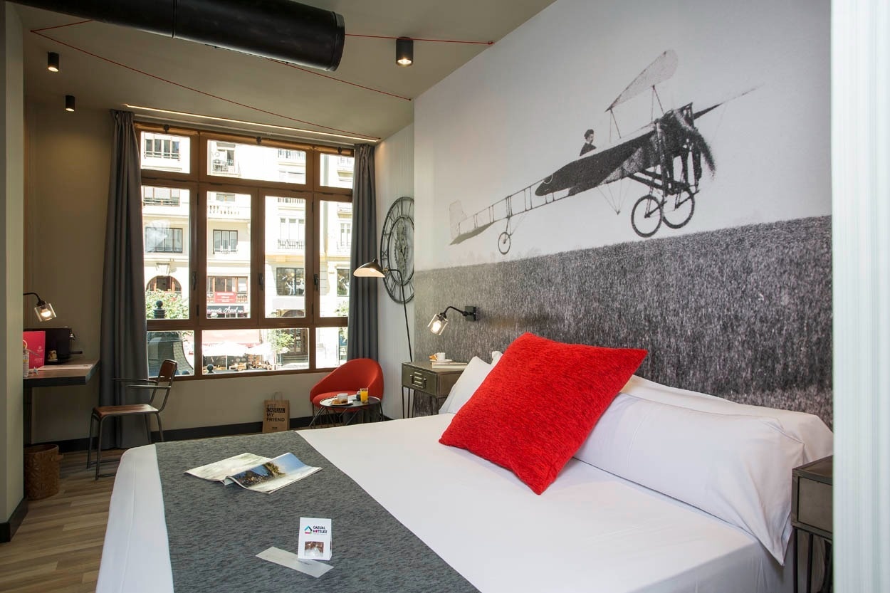 Habitación temática avión en Casual Vintage Valencia, hotel céntrico y con estilo.