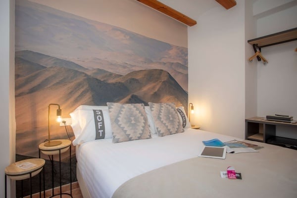 una habitación con una cama y una almohada que dice soft