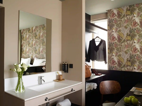 een badkamer met een wastafel en een spiegel