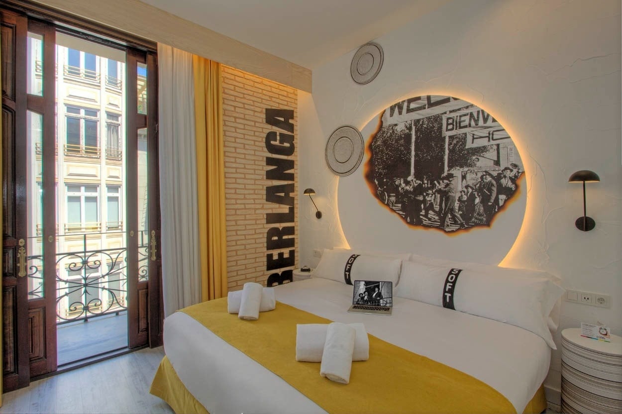 Habitación de hotel Casual Socarrat Valencia con balcón y arte temático.