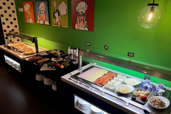 un buffet con varios platos de comida y una etiqueta que dice ' salmón '