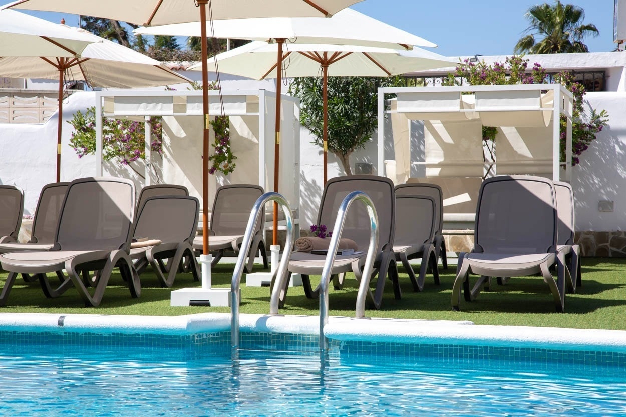 Fauteuils confortables près de la piscine, Casual Bahía Ibiza - Hôtel près de la plage à Ibiza.