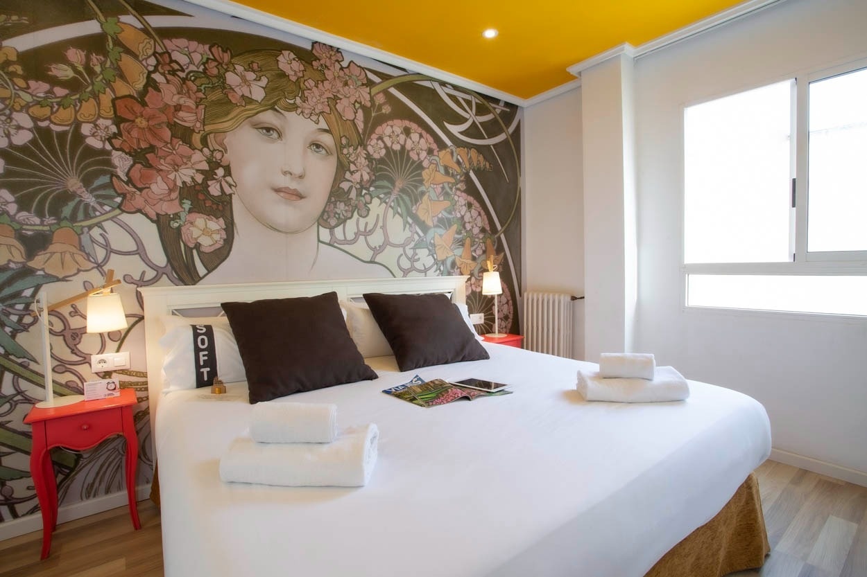 Acogedora habitación con mural estilo Art Nouveau y detalles de Casual Vintage Valencia - Hotel céntrico junto al Ayuntamiento.
