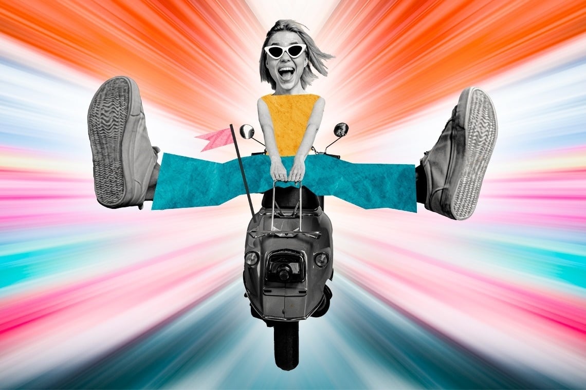 un grupo de jóvenes se divierten en un jeep rojo