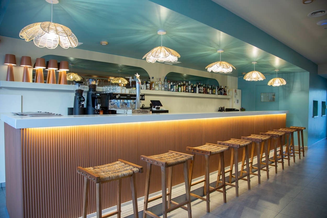 Bar de style décontracté à Casual Bahía Ibiza, un hôtel près de la plage. Design naturel et ambiance chaleureuse.