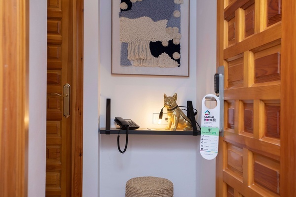 una puerta de madera con una etiqueta en la que se puede ver la palabra hotel