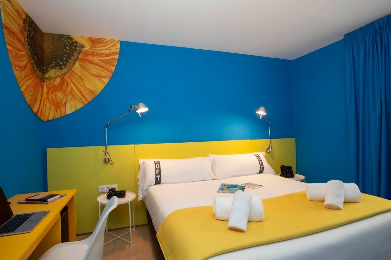 Stijlvolle hotelkamer in Barcelona met levendige kleuren en comfortabele bedden. Casual Colours Barcelona.