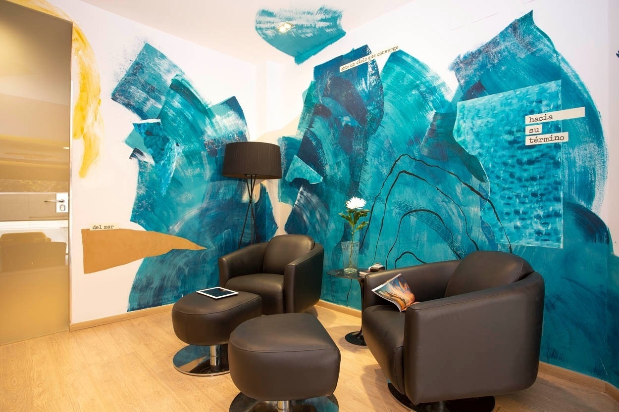 Ontspan in de levendige lounge van Casual Colours Barcelona - Hotel nabij Sants. Perfect voor een informele sfeer in Barcelona.