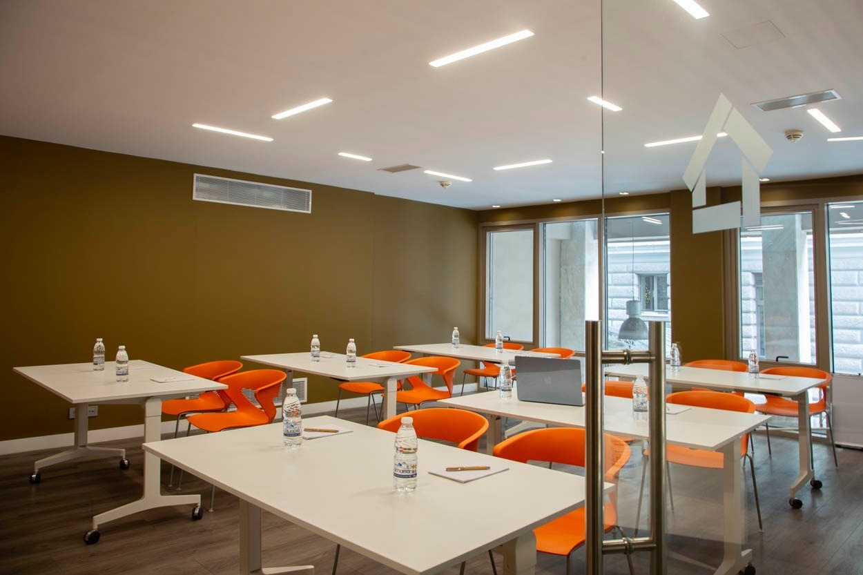 Modernes Tagungszimmer mit Orangenstühlen im Casual Kubic Athens - Smart Hotel im Zentrum von Athen.
