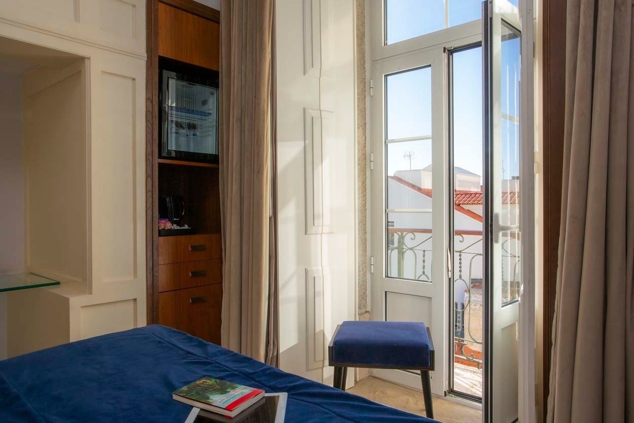 Hotelzimmer mit Blick auf den Balkon im Casual Belle Époque - Boutique-Hotel im Zentrum von Lissabon | Casual Hoteles