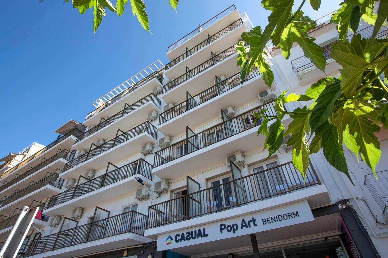 Casual Pop Art Benidorm – modernes Hotel im Pop-Art-Stil mit Balkonen und Klimaanlagen. Ideal für Ihren Aufenthalt.