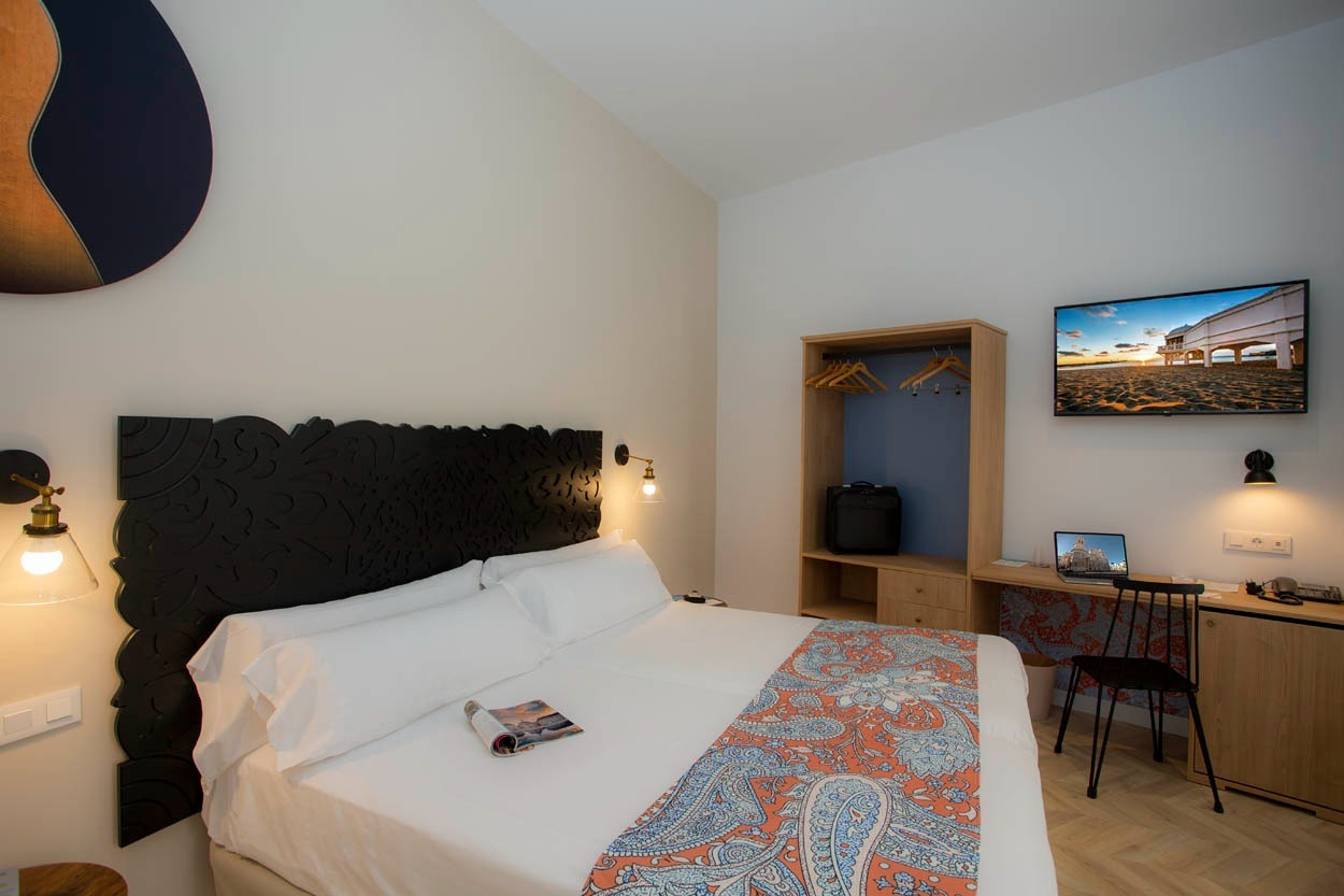 Modernes Hotelzimmer mit stilvollem Kopfteil im Casual con Duende Cádiz - Hotel im historischen Zentrum von Cádiz | Casual Hoteles.