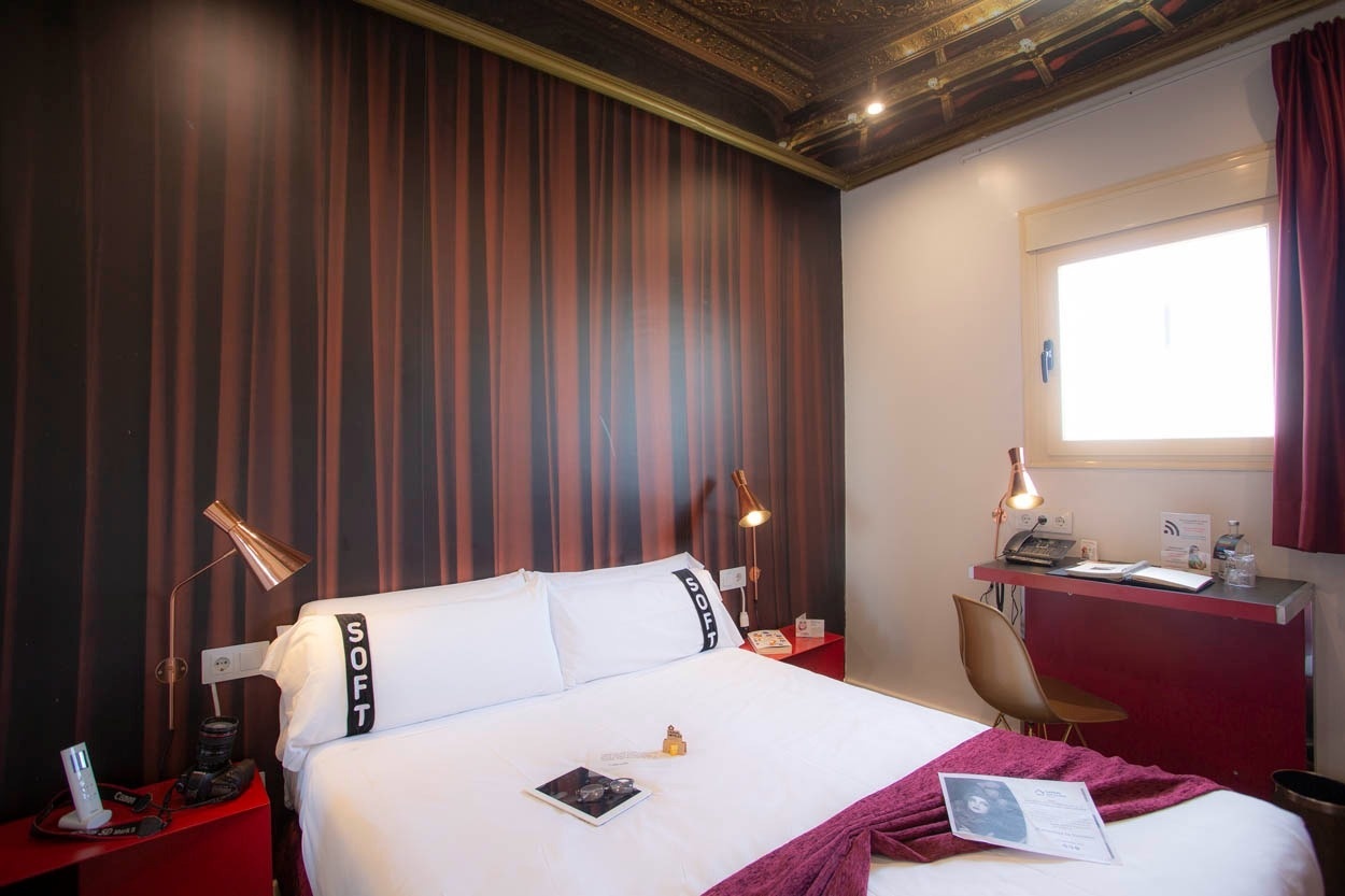 Modernes Hotelzimmer im Casual del Teatro Madrid – Boutique-Hotel nahe der Gran Vía mit rotem Akzent.