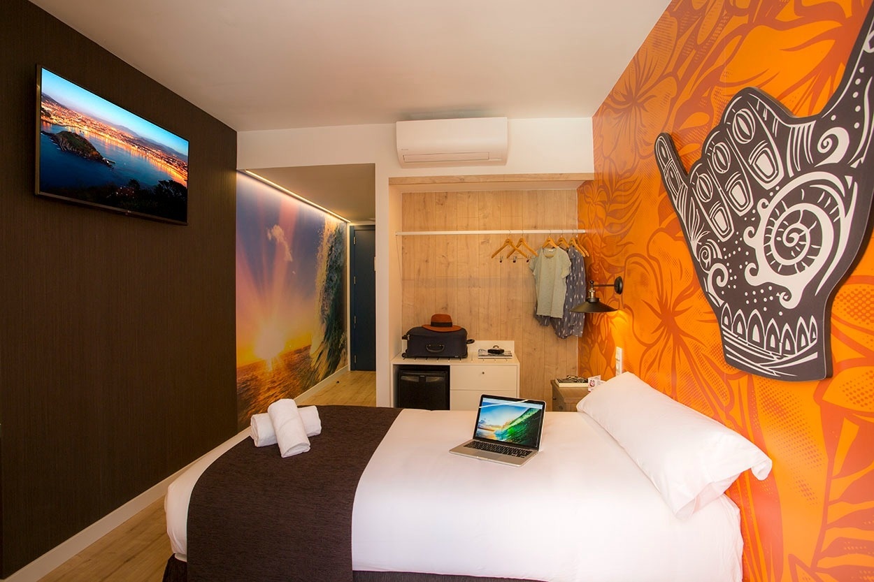 Modernes Hotelzimmer mit Laptop & Surf-Deko, Casual de las Olas San Sebastián – Themenhotel