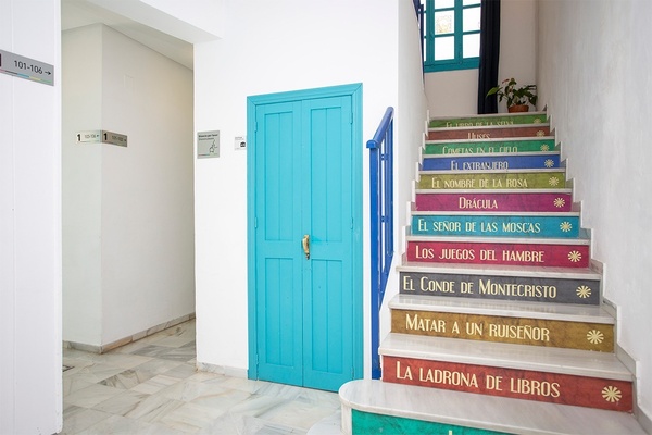 le scale sono decorate con i titoli di molti libri