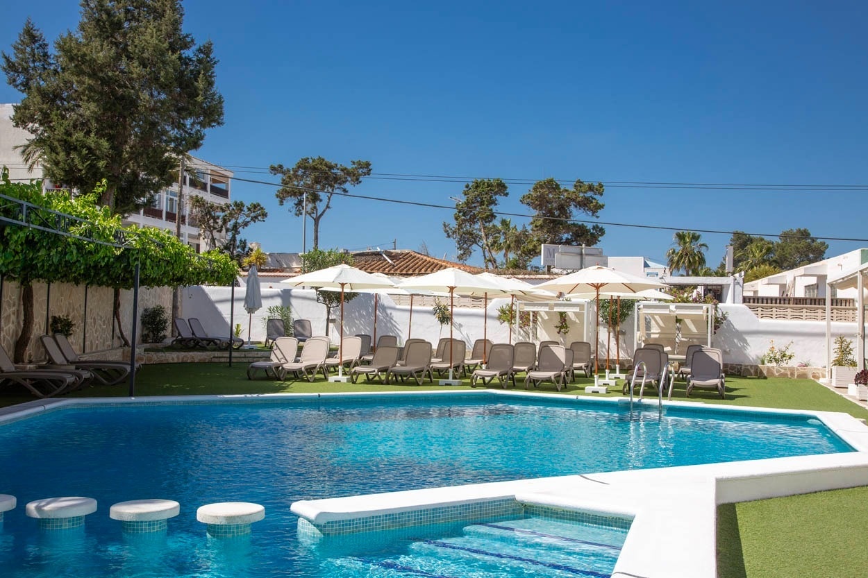 Piscine extérieure et chaises longues, Casual Bahía Ibiza - Hôtel près de la plage à Ibiza