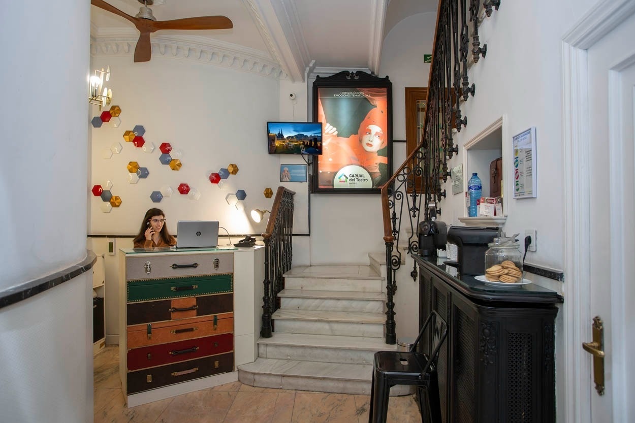 Rezeption des Casual del Teatro Madrid – Boutique-Hotel nah der Gran Vía mit einzigartigem Design.