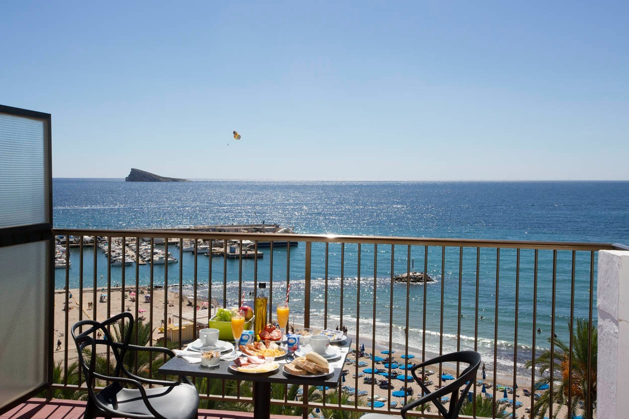 Luxuriöses Frühstück auf dem Balkon mit Meerblick – Casual Pop Art Benidorm.