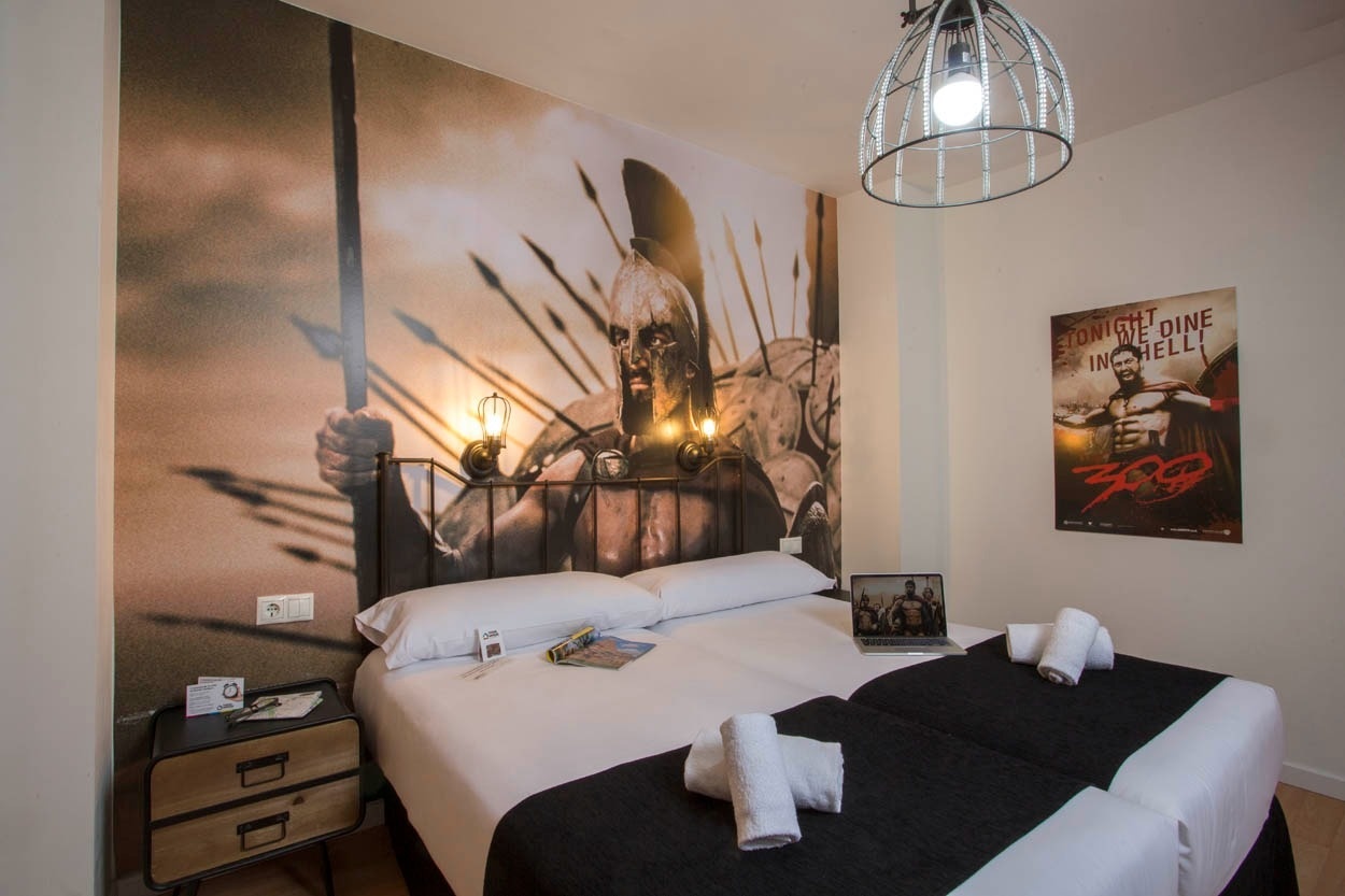 Themenzimmer mit 300-Poster im Casual del Cine Valencia - Hotel in Valencia.