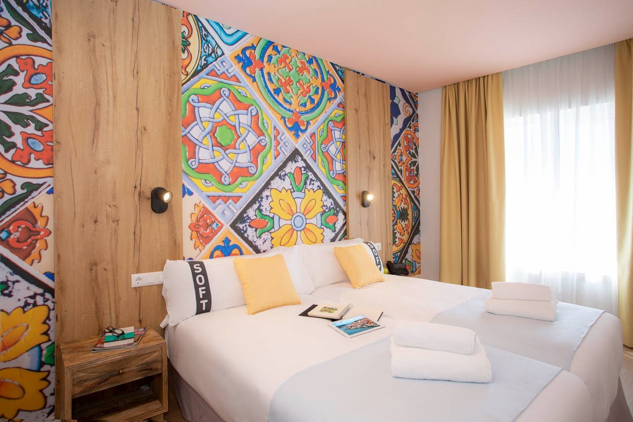 Camera d'albergo colorata Casual Raízes Porto - Boutique hotel vicino a Santa Catarina | Casual Hoteles