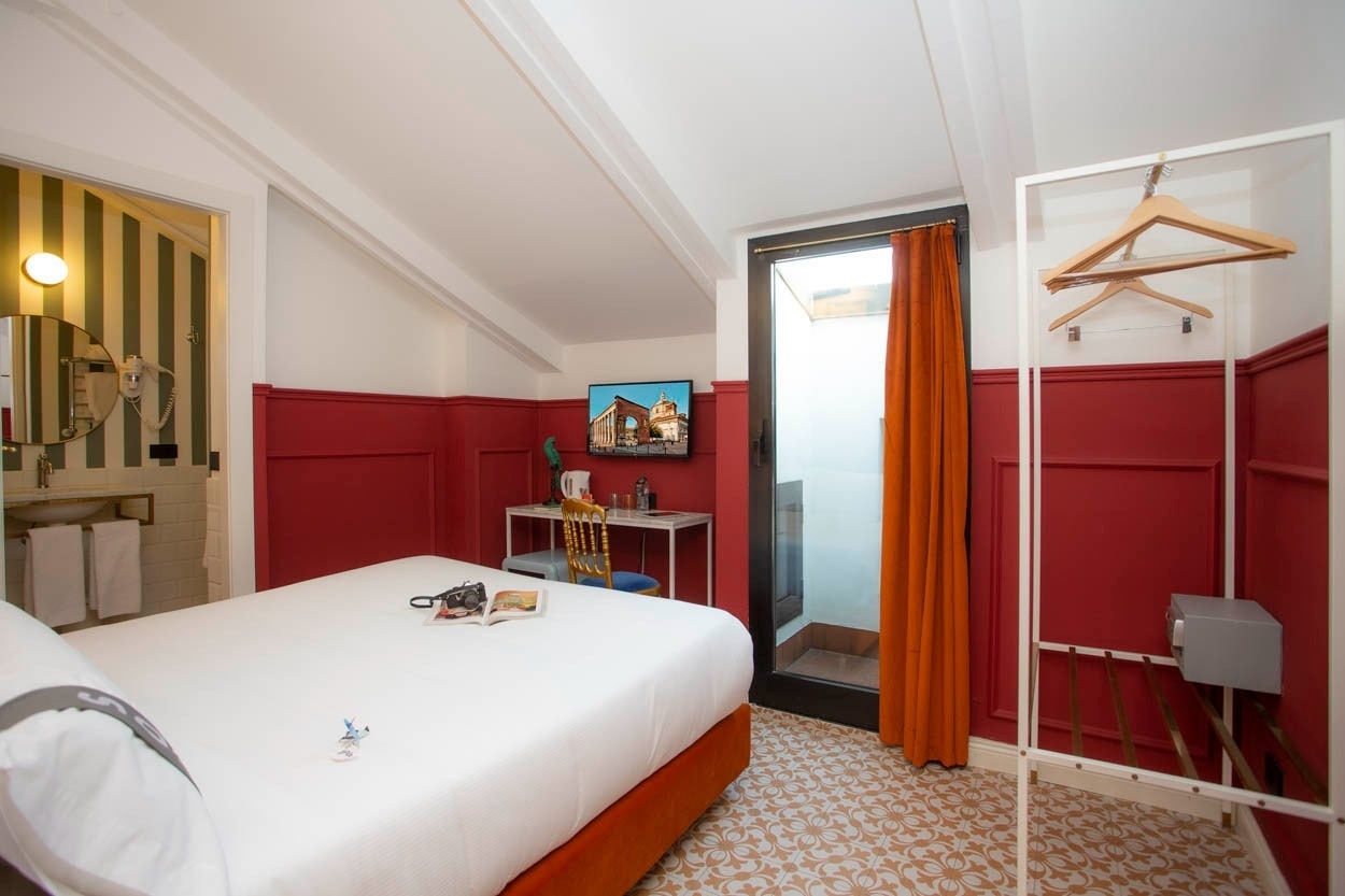 Modernes Hotelzimmer im Casual Eclettico Milano, Nähe Bahnhof Centrale. Gemütliches Bett & Balkon.