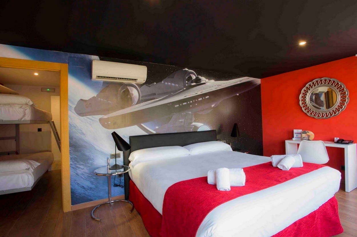 Themenzimmer mit Weltraumtapete & Etagenbett im Casual del Cine Valencia - Themenhotel.
