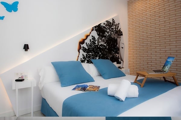 una habitación con una cama y una computadora portátil