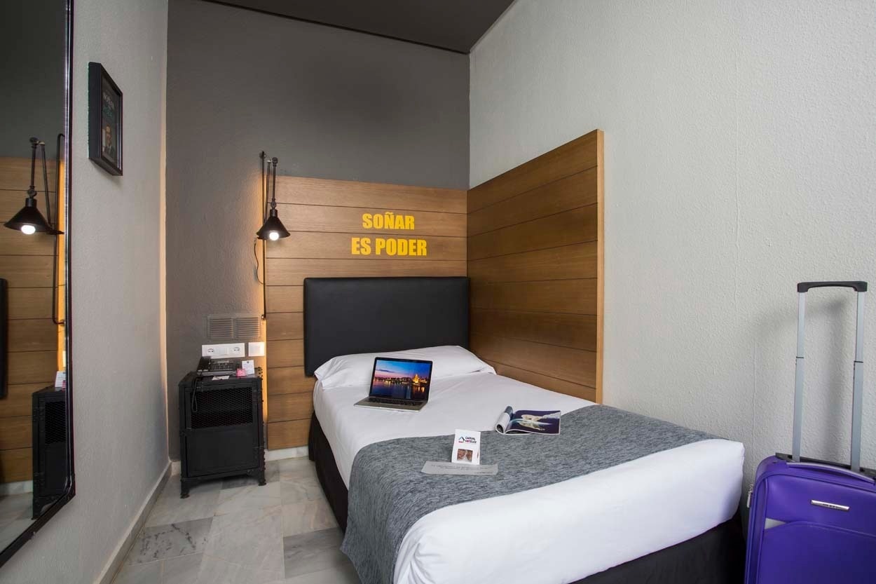 Ein gemütliches Einzelzimmer im Casual de las Letras Sevilla – Hotel mit literarischem Thema in Sevilla.