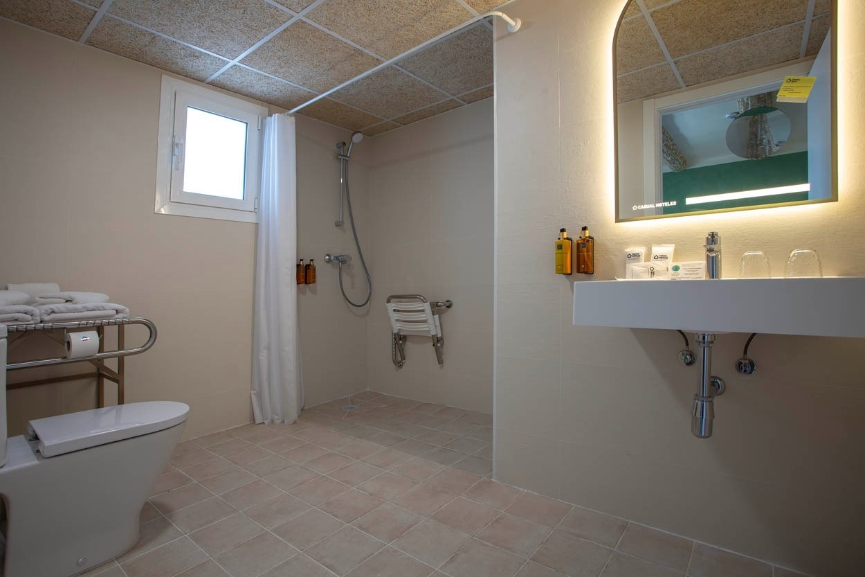 Salle de bain accessible de Casual Bahía Ibiza - Hôtel près de la plage à Ibiza | Casual Hoteles