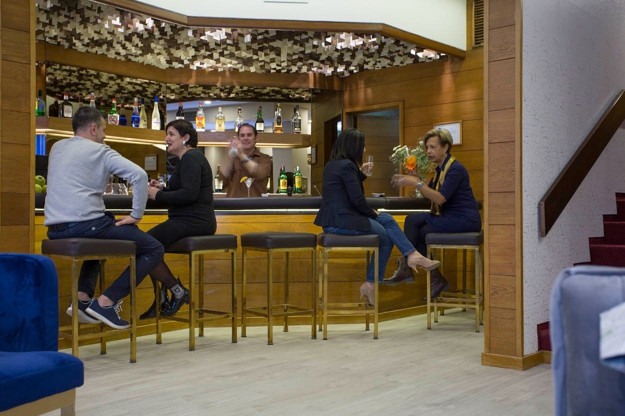 Gäste genießen entspannte Momente in der Bar des Casual Inca Porto - Zentrales Hotel in Porto | Casual Hoteles.