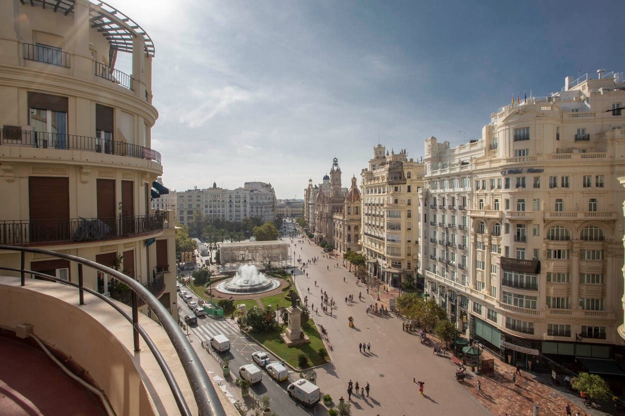 Plaza del Ayuntamiento de Valencia vista desde hotel. Casual Vintage Valencia, junto al Ayuntamiento, en el centro.