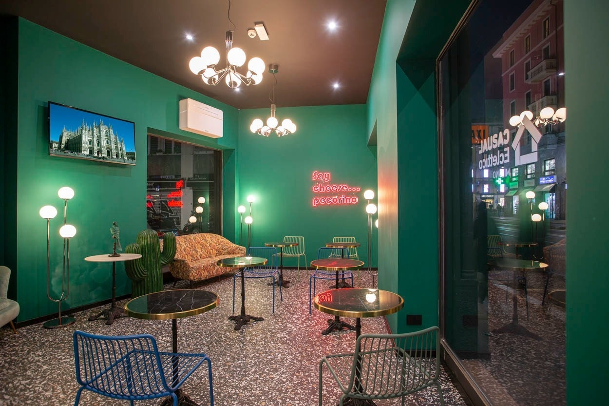 Moderne Bar mit Cactus-Deko & Neon-Schild im Casual Eclettico Milano - Hotel Mailand.