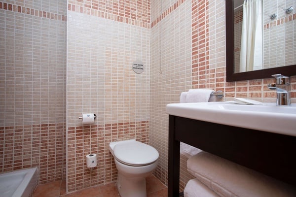 un baño con un inodoro y un lavabo