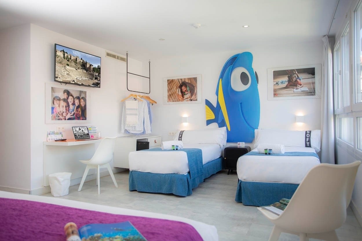 Doppelzimmer im Casual del Mar Málaga: Zwei Einzelbetten, Schreibtisch und Deko. Zentrales Hotel in Meeresnähe.