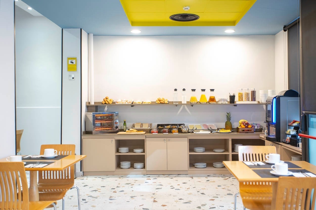 Geniet van een ontbijtbuffet bij Casual Colours Barcelona, het hotel in de buurt van Sants, Barcelona.