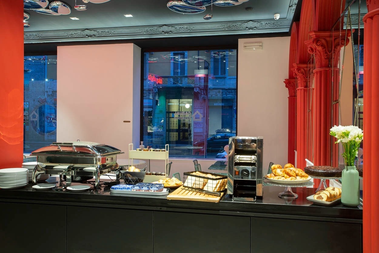 Frühstücksbuffet im Casual Eclettico Milano - Hotel Mailand nähe Bahnhof Centrale mit Brötchen und Kuchen.