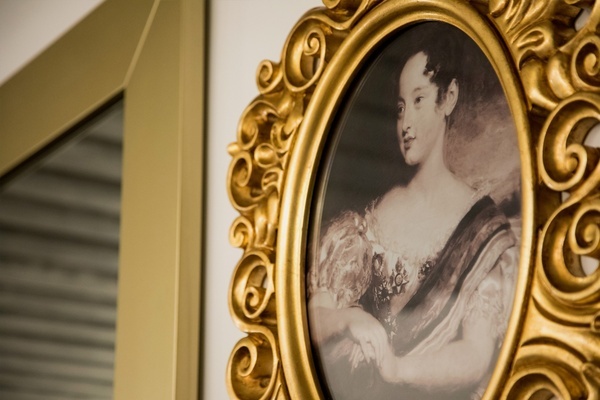 un marco dorado con un retrato de una mujer en él