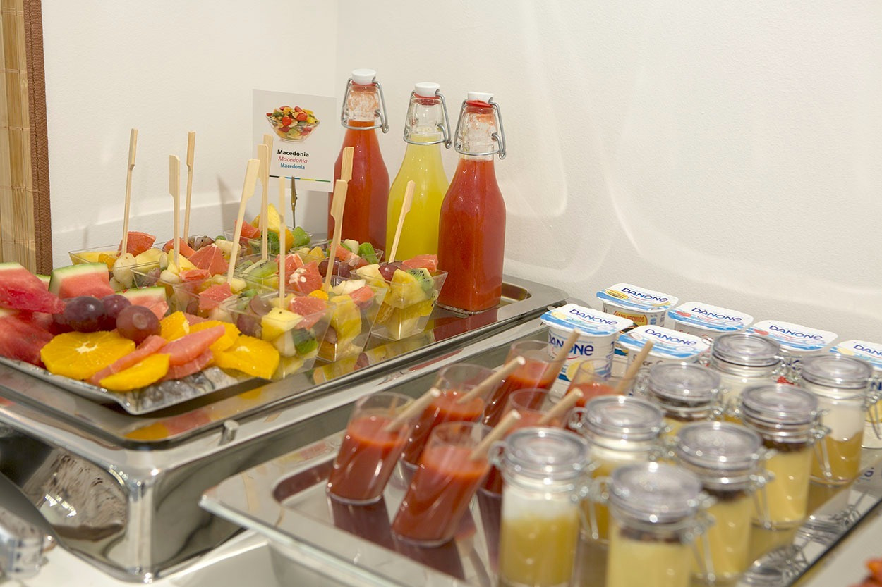 Frisches Obst, Säfte und Joghurt im Casual de las Olas San Sebastián – Themenhotel in San Sebastián