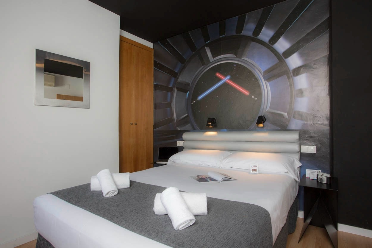 Star Wars-Themenzimmer im Casual del Cine Valencia - Themenhotel in Valencia. Doppelbett mit Lichtschwert-Wandbild.