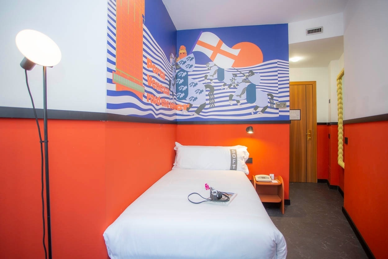Modernes Hotelzimmer in Mailand: Einzelbett, bunte Wandkunst. Casual Eclettico Milano - Hotel Mailand nähe Bahnhof Centrale.