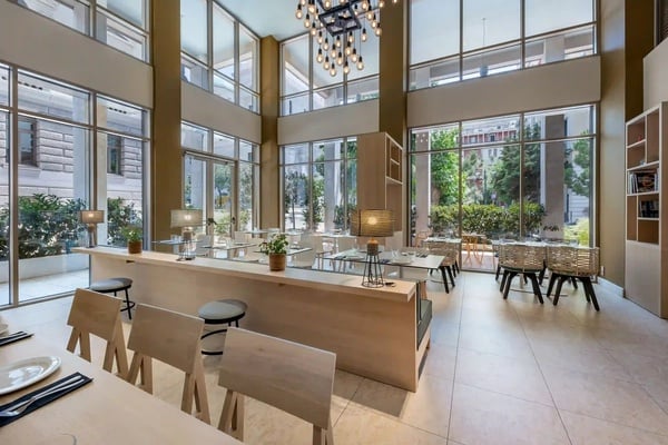een restaurant met veel ramen en tafels en stoelen