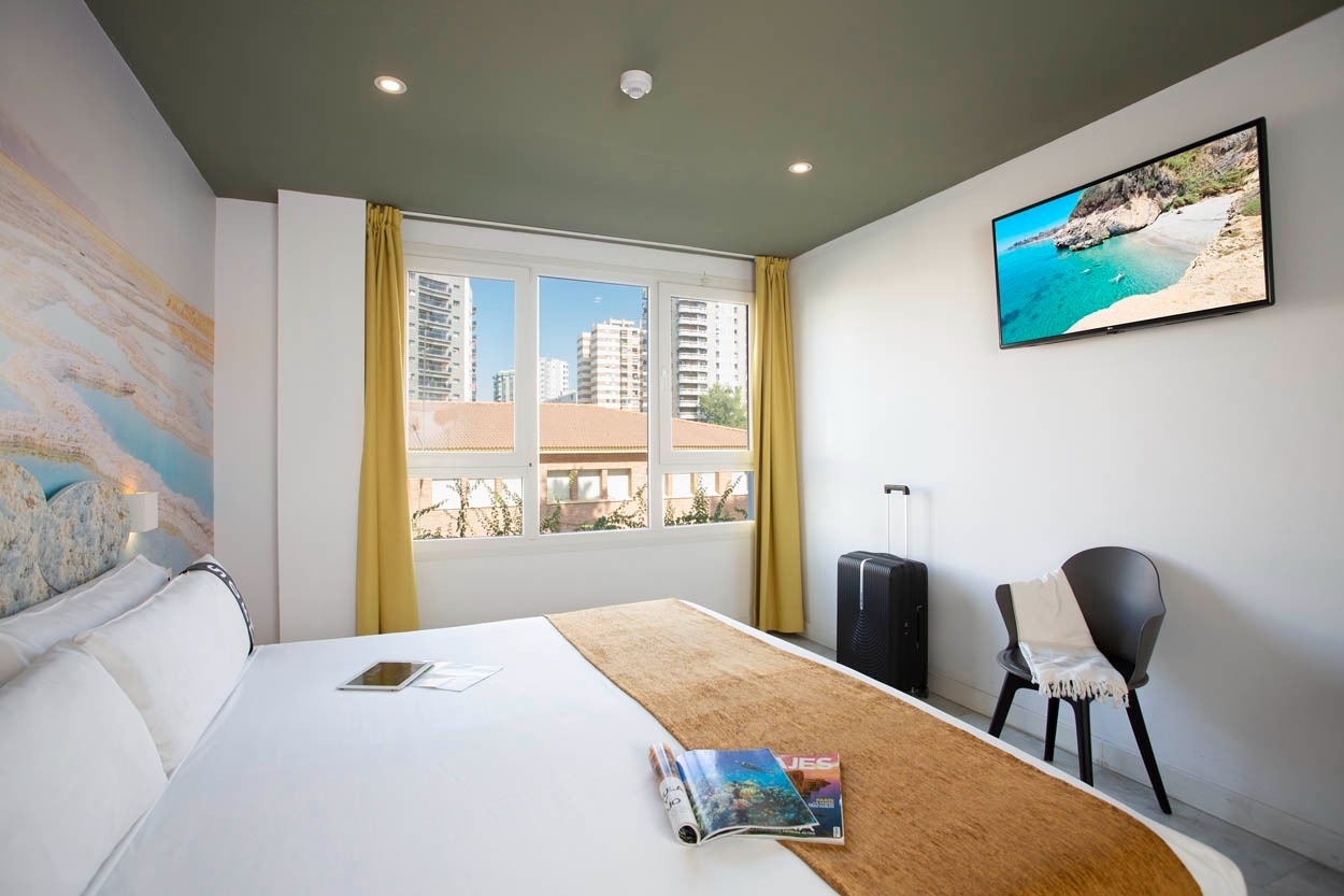 Modernes Hotelzimmer mit Bett, TV und Aussicht. Zentral gelegen, nah am Meer. Casual del Mar Málaga - Zentrales Hotel in Meeresnähe in Málaga | Casual Hoteles