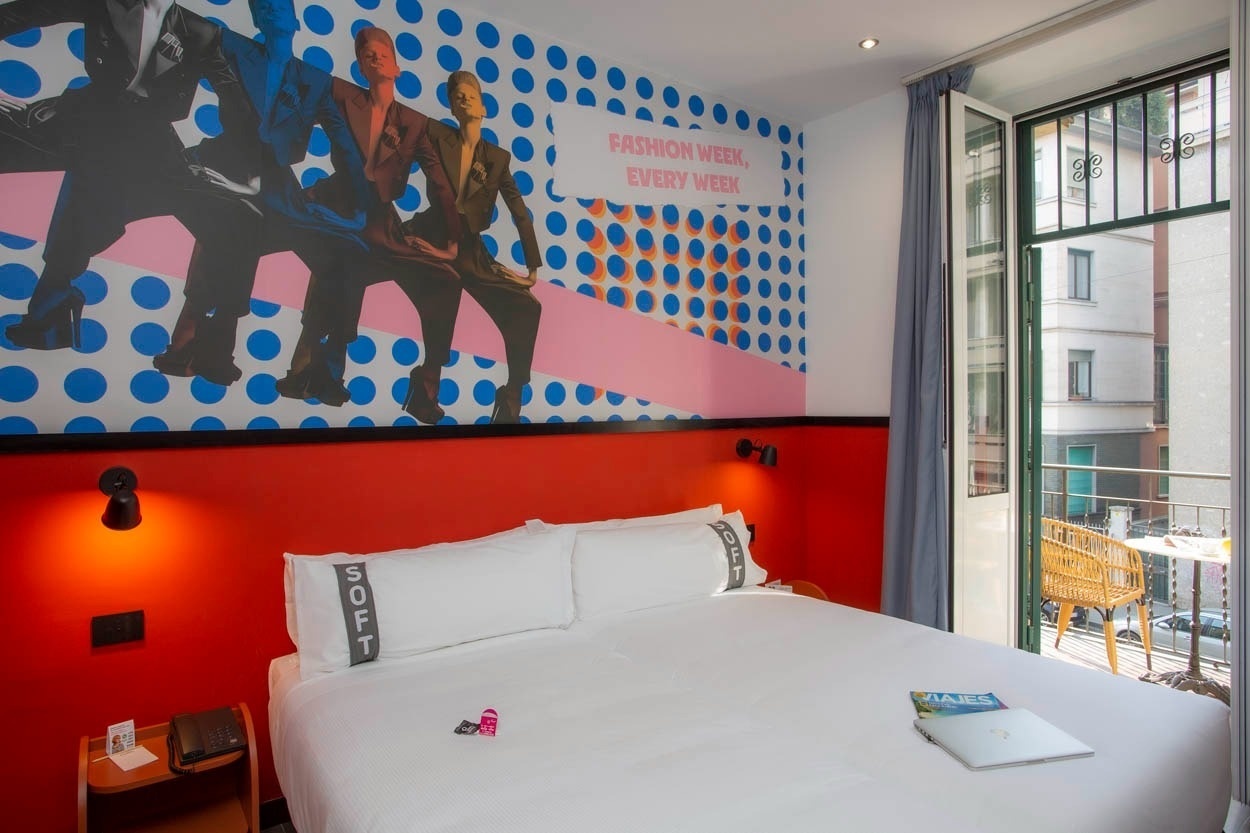 Moderne Bettwäsche in einem stilvollen Zimmer im Casual Eclettico Milano - Hotel Mailand. Kreatives Design lädt zum Verweilen ein.